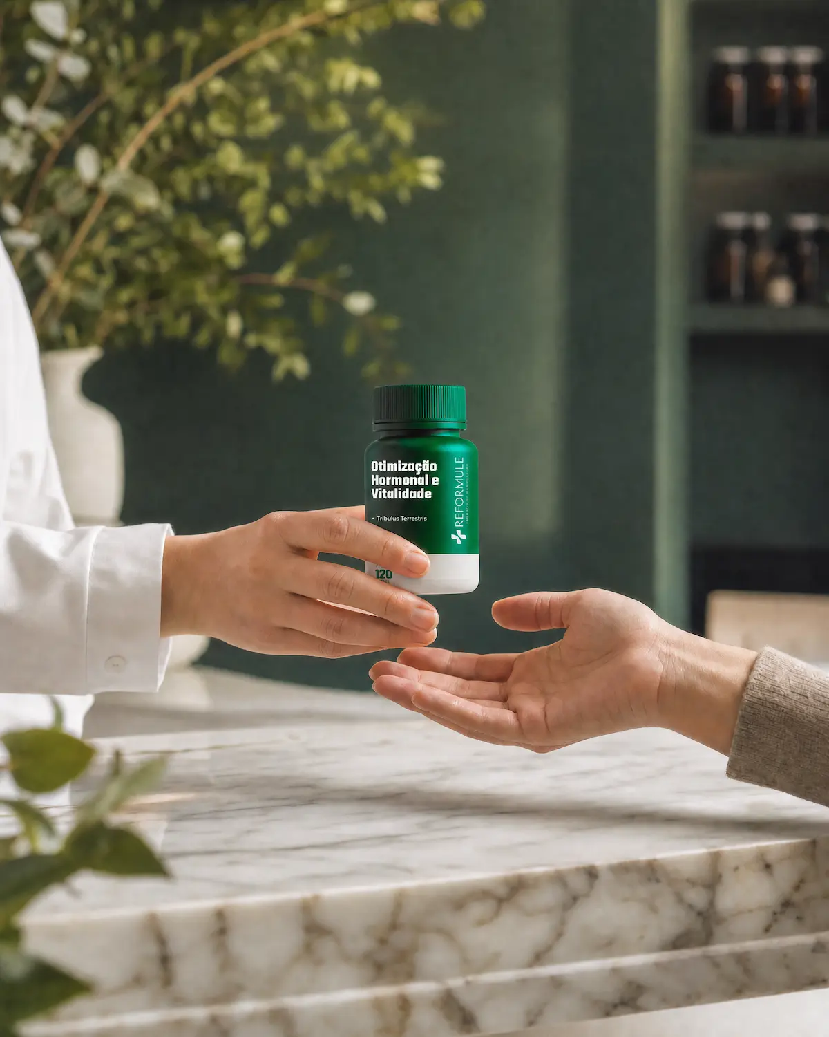 Farmacêutica Reformule manipulando fórmula personalizada no laboratório